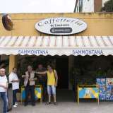 Qui si trova il bar del quartiere: la �caffetteria di Umberto�. Ci sono altri uomini: scherzano tra loro e con noi, si mettono in posa per la foto
